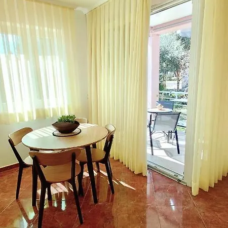 Lola Apartman