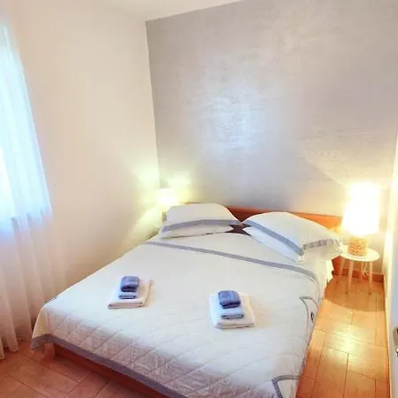 Apartment Lola *
