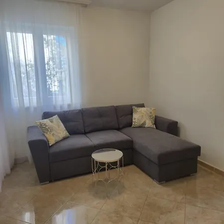 Apartman Lola *